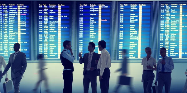 Pessoas de negócios que viajam no Aeroporto — Fotografia de Stock