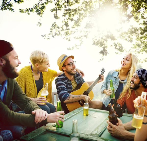 Lelkuje v přírodě Party přátel — Stock fotografie