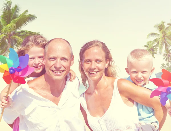 Familie am Strand, Genuss-Urlaubskonzept — Stockfoto