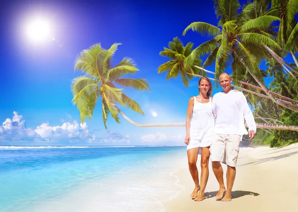 Casal no conceito de férias na praia — Fotografia de Stock