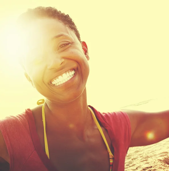 Afrikanerin bei Strandkonzept — Stockfoto