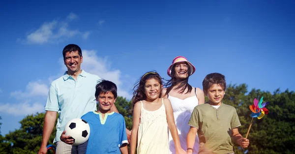 Famiglia relax nel parco — Foto Stock