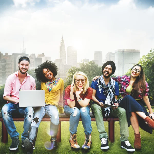 Vrolijke studenten in college park — Stockfoto