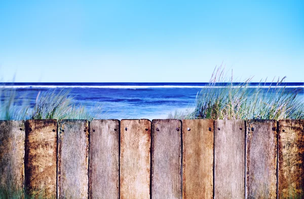 Strand en houten hek — Stockfoto