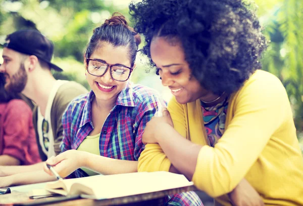 Olika studenter studerar i klassrummet — Stockfoto