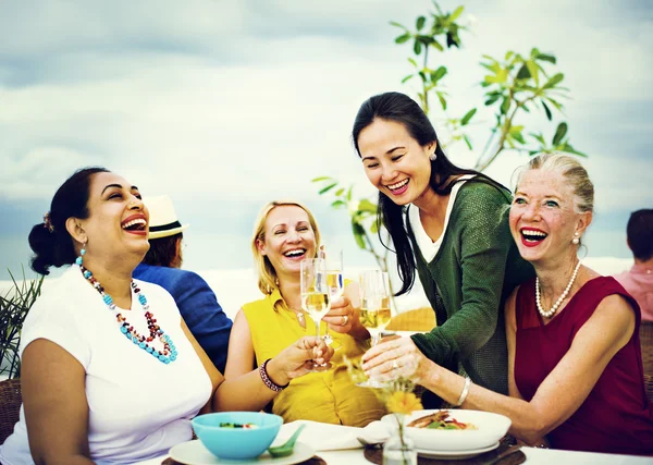 Vrienden opknoping op partij op restaurant op het dak — Stockfoto