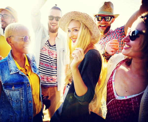 Glada vänner umgås på beach party — Stockfoto