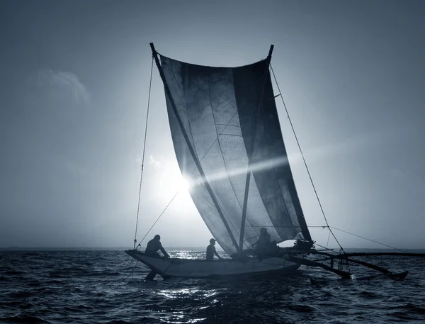 Fiskare på catamaran koncept — Stockfoto