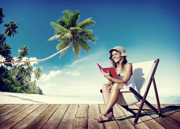 Kvinnan läsning på stranden koncept — Stockfoto