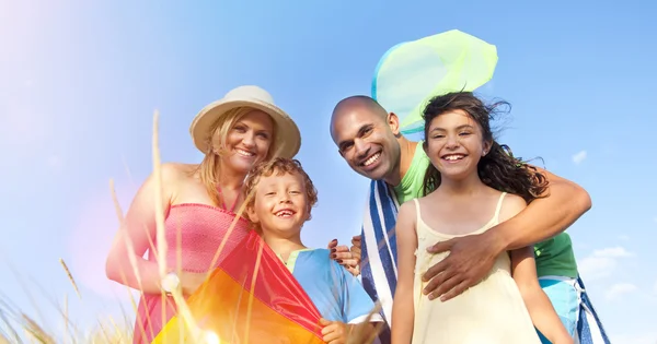 Vrolijke familie op strand — Stockfoto