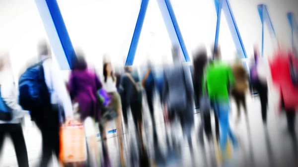 Dunkle Silhouetten von Geschäftsleuten beim Gehen — Stockfoto