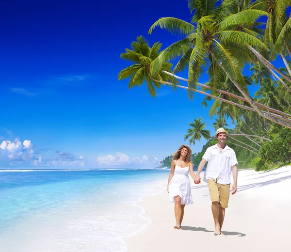 Relaks na plaży miesiąc miodowy koncepcja para — Zdjęcie stockowe