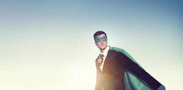 Biznesmen superbohatera w nowoczesne miasto — Zdjęcie stockowe
