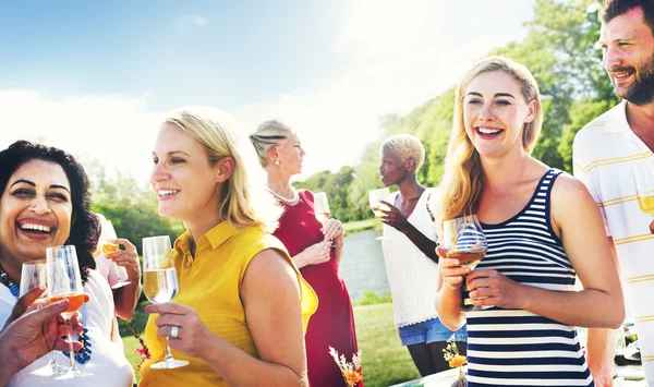 Verschiedene Menschen im Freien — Stockfoto