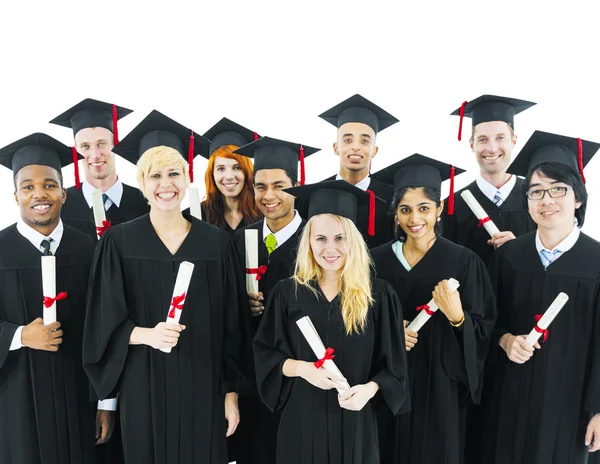 Estudantes jogar bonés no ar — Fotografia de Stock