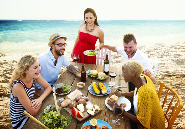 Prieteni care iau masa în aer liber — Fotografie, imagine de stoc