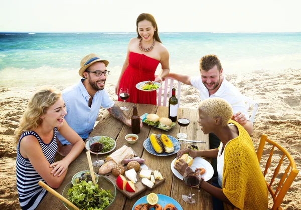 Arkadaşlar açık havada yemek — Stok fotoğraf