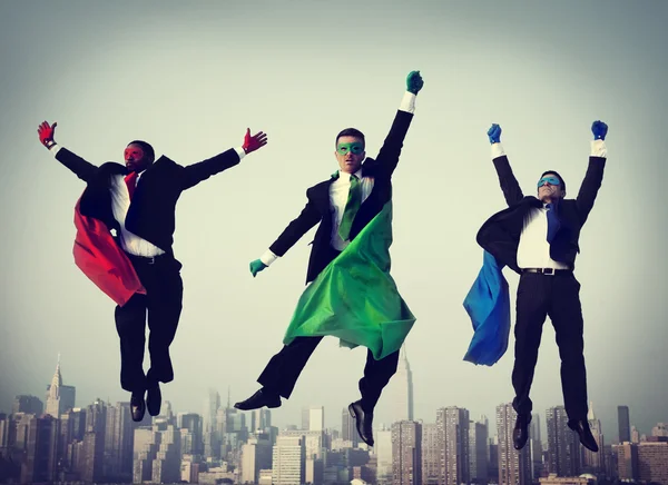 Летающие бизнесмены-супергерои — стоковое фото