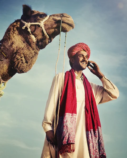 Asiatisk man pratar i telefon — Stockfoto