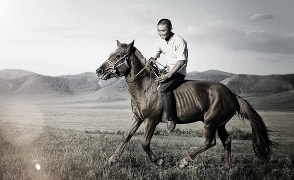 Jovem montando cavalo — Fotografia de Stock