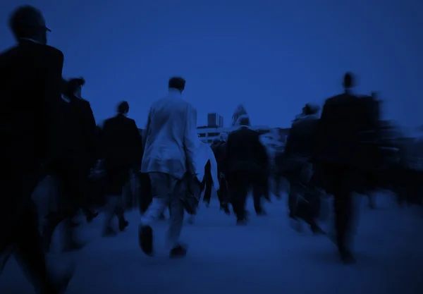 Karanlık siluetleri, iş insanlar yürüyüş — Stok fotoğraf