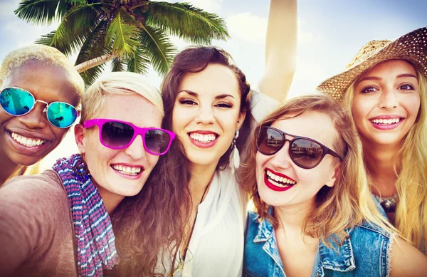 Novias en el Concepto de Felicidad de Fiesta —  Fotos de Stock