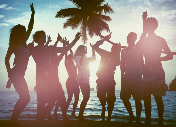 Pessoas celebrando no conceito de festa de praia — Fotografia de Stock