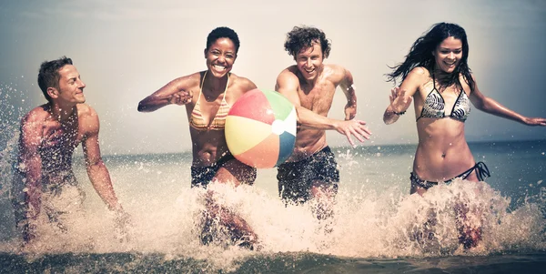 Grupa ludzi w lato plaża wakacje koncepcja — Zdjęcie stockowe