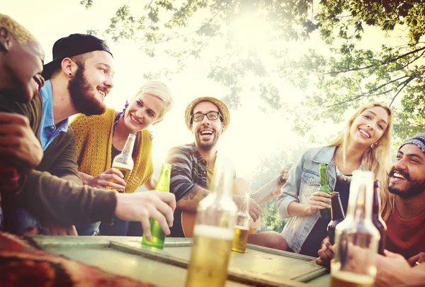 Amigos pasando el rato en la fiesta al aire libre —  Fotos de Stock