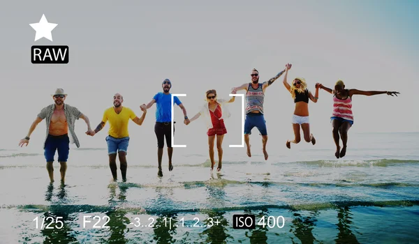 Щасливі друзі стрибають на пляжі — стокове фото