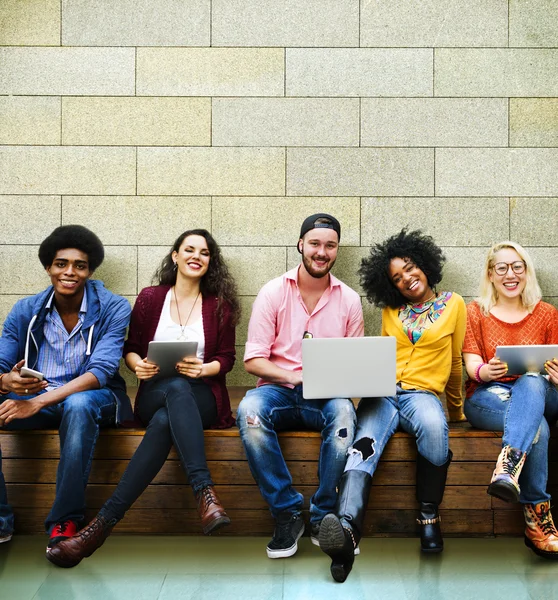 Amigos no banco com laptop e tablet pc — Fotografia de Stock