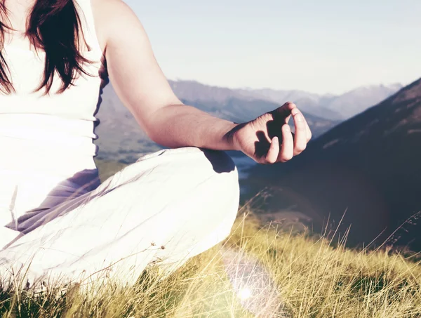 Леди медитирует в позе лотоса — стоковое фото