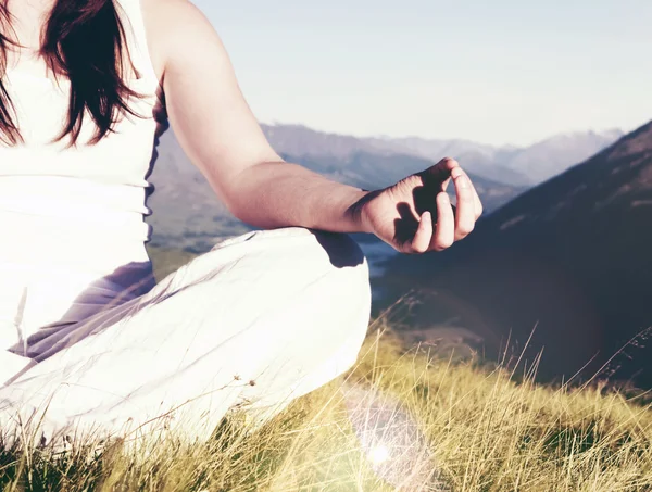 Signora meditando in posizione di loto — Foto Stock