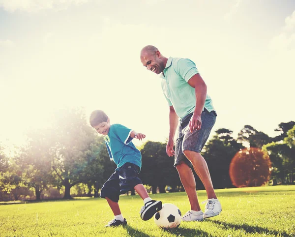 Liten pojke spelar fotboll med sin far koncept — Stockfoto