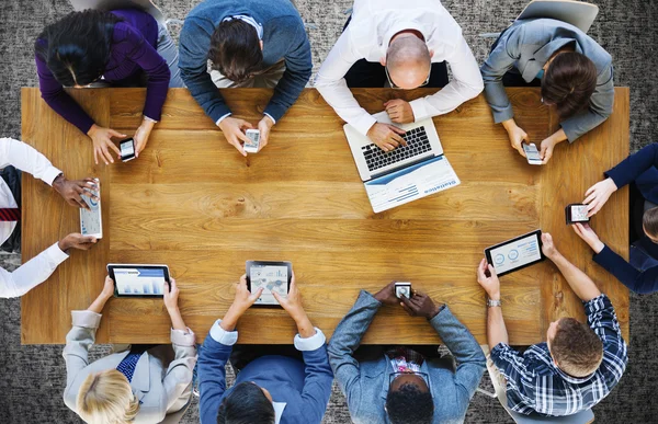 Geschäftsleute, die digitale Geräte nutzen — Stockfoto