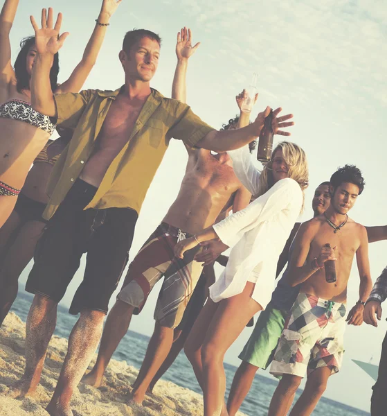 Vänner på stranden fest dansar koncept — Stockfoto