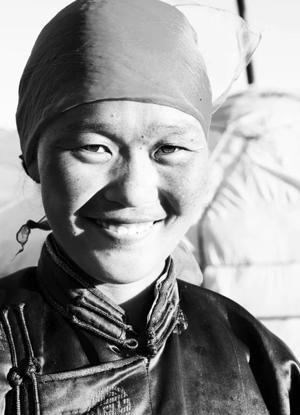 Mongolische Frau in traditioneller Kleidung — Stockfoto