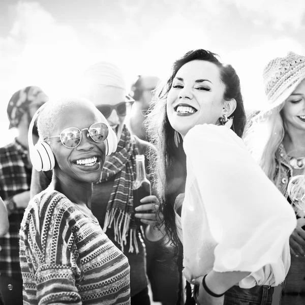 Vrienden bij Beach Party muziek dansen Concept — Stockfoto