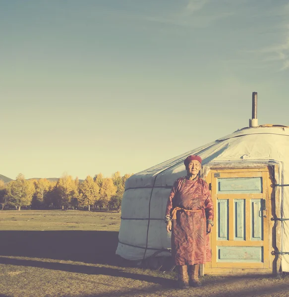 Монгольская леди, стоящая в палатке — стоковое фото