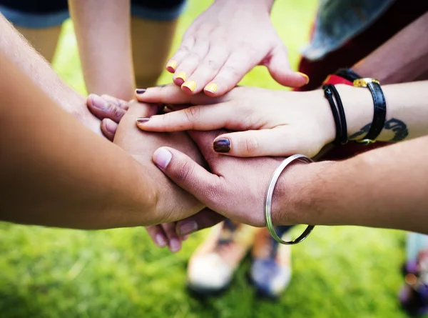 Giovani studenti che fanno gesto di unità — Foto Stock