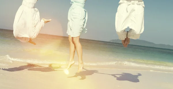 Zwei Paare feiern am Strand auf Konzept — Stockfoto