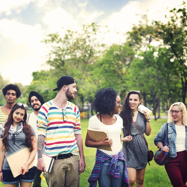 Studenten gehen im College Park spazieren — Stockfoto