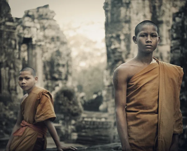 Contemplando monges, Camboja — Fotografia de Stock