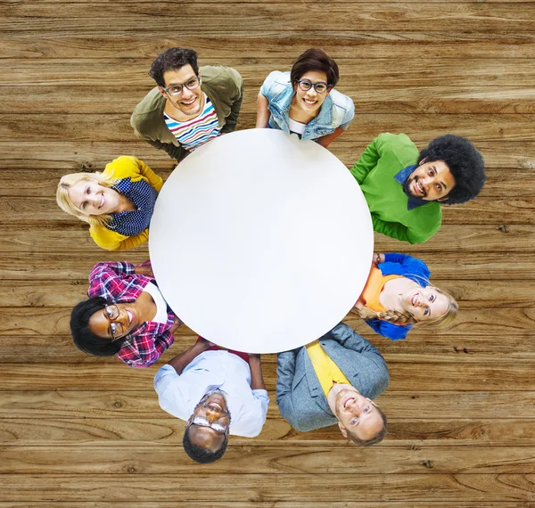 Vielfältige Menschen und freundschaftliches Miteinander — Stockfoto