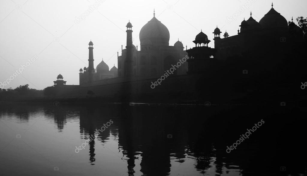 Silhouette of Grand Taj Mahal 
