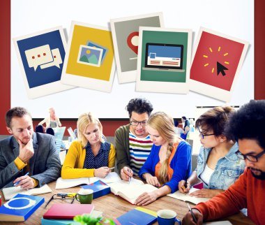 Bir grup insan ile Polaroid kağıtlar