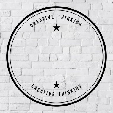 beyaz boyalı tuğla duvar