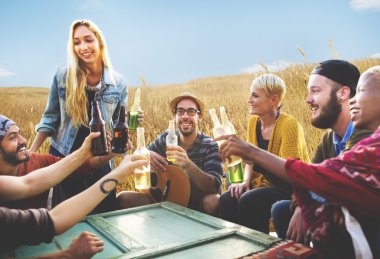 arkadaşlar açık havada birlikte zaman zevk