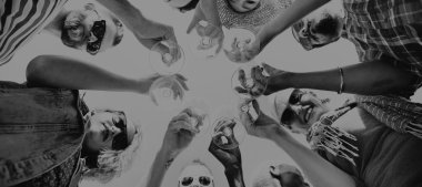 arkadaşlar arkadaş kavramı aşağı şampanya seyir ile kutluyor