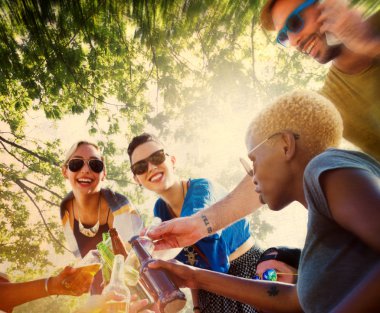 Dışarı asılı açık havada partide arkadaşlar